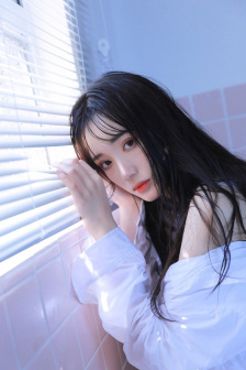 18岁女人在床上